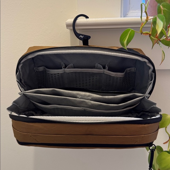 Peak Design Wash Pouch Regular / Coyote X-Pac™ 🤎 - Picture 4 of 5